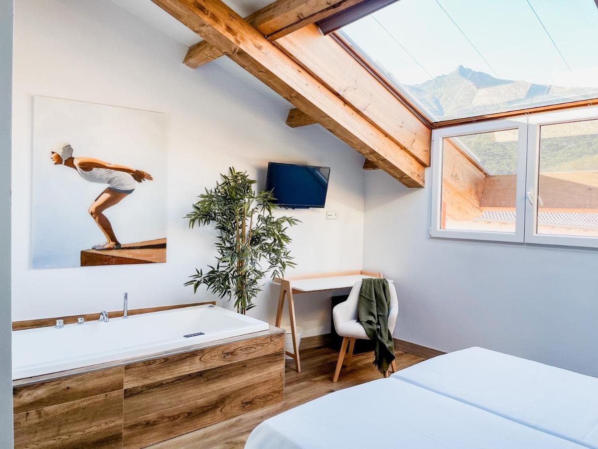 Hotel Camino De Las Estrellas Serranillos ภายนอก รูปภาพ