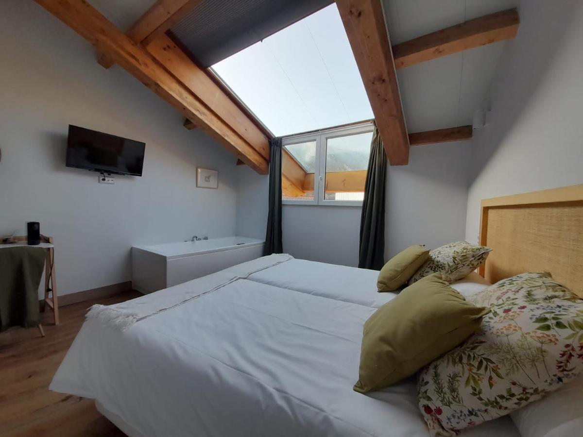Hotel Camino De Las Estrellas Serranillos ภายนอก รูปภาพ
