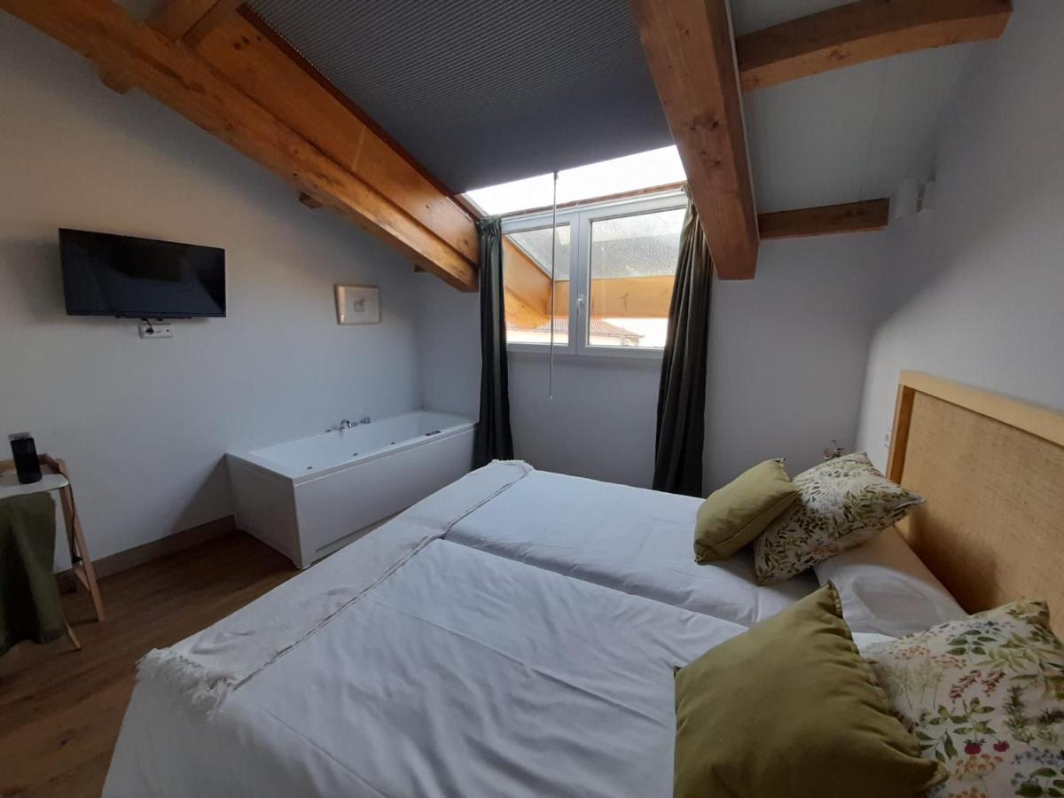 Hotel Camino De Las Estrellas Serranillos ภายนอก รูปภาพ
